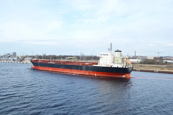 Cargo ship in the Riga port. — Stock Photo, Image
