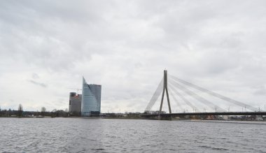 Riga 'daki Daugava Nehri manzarası.