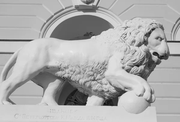 Lion statue, St.Petersburg. — Stock Photo, Image