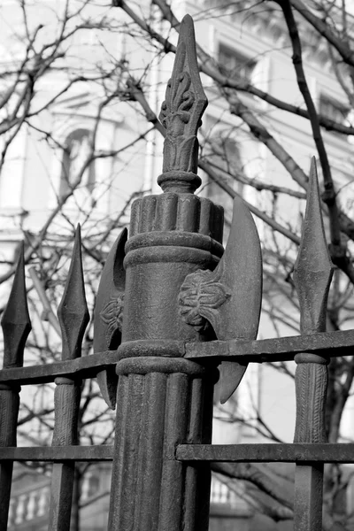 Detalhe da cerca do Castelo Mikhailovsky . — Fotografia de Stock