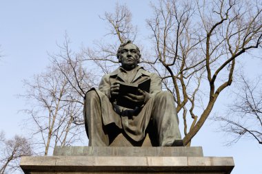 Ivan Krilov yaz bahçesinde anıt.