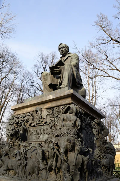 Monumento a Ivan Krylov nel giardino estivo . — Foto Stock