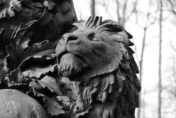 Fragmento de monumento a Ivan Krylov no Jardim de Verão . — Fotografia de Stock