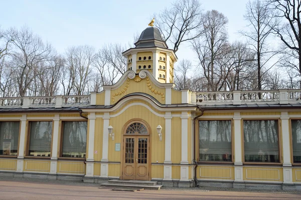 Пташиний двір будівлі в літній сад. — стокове фото