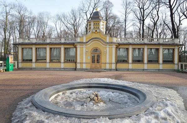 Geflügelhof-Gebäude im Sommergarten. — Stockfoto