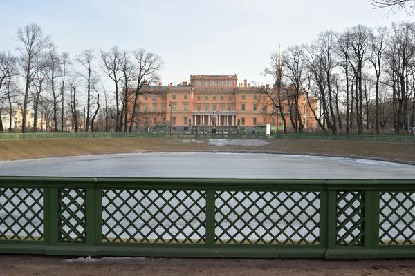 Het Mikhailovski kasteel en de zomertuin. — Stockfoto