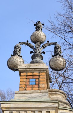 Fener Mikhailovsky Bahçesinin girişinde..