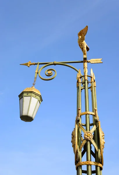 Lampadaire dans l'ancien style . — Photo