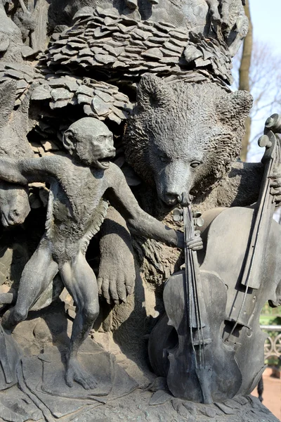 Frammento di monumento a Ivan Krylov nel giardino estivo . — Foto Stock