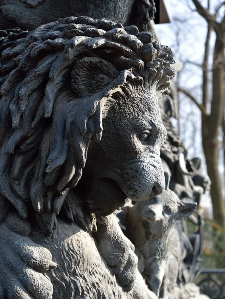 Fragment av monument till Ivan Krylov. — Stockfoto