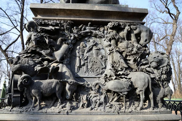 Fragment of monument to Ivan Krylov in the Summer Garden. — Stock Photo, Image