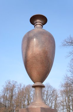 Porfir vazo yaz bahçesinde.