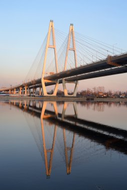 Kablo köprü ve Neva nehri kaldı..