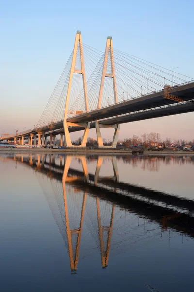 Cable se quedó puente y río Neva. —  Fotos de Stock