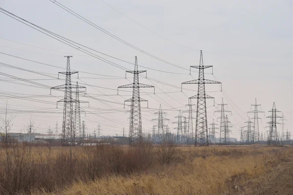 Impianto elettrico in campagna all'inizio della primavera . — Foto Stock