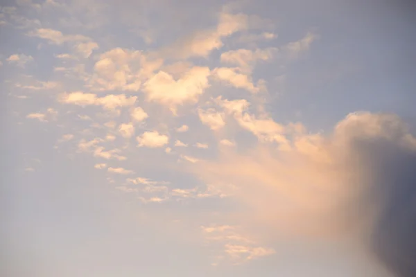 Molnet himmel i solnedgången. — Stockfoto