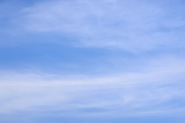 Blauer Himmel mit Spindriftwolken. — Stockfoto