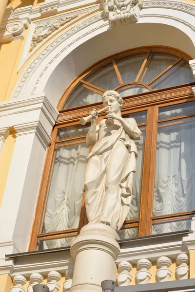 Estatua en la fachada del Gran Circo Estatal de San Petersburgo . —  Fotos de Stock