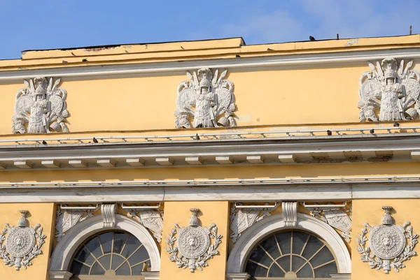 Fragment staré budovy v klasickém stylu v centru Petrohradu. — Stock fotografie