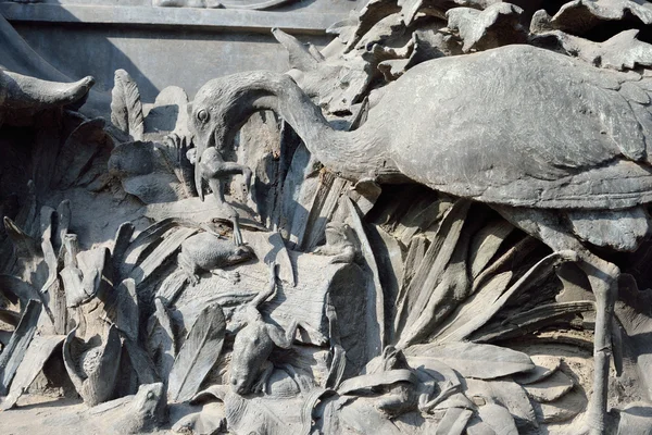 Фрагмент памятника Ивану Крылову в Летнем саду . — стоковое фото