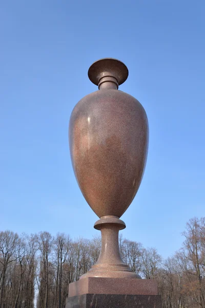 Porphyry vase in Summer Garden. — Stock Photo, Image