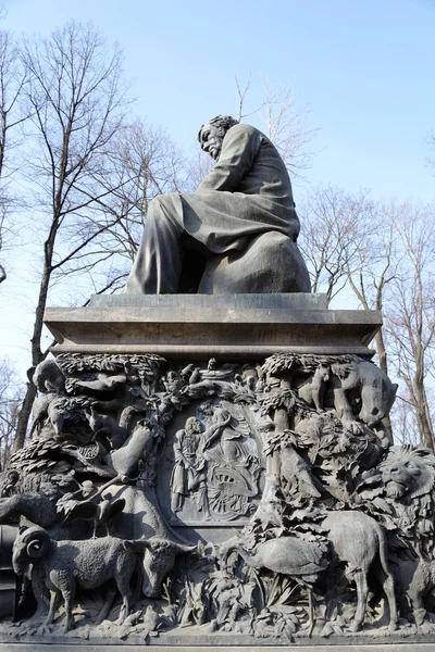 Monument voor Ivan Krylov in de zomertuin. — Stockfoto