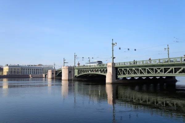 Palace Bridge en de rivier de Neva. — Stockfoto
