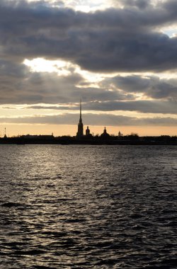 Peter ve Paul Fortress ve Neva nehir gün batımında.
