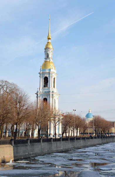 Sätta en klocka på står hög av St Nicholas Domkyrkan i Sankt Petersburg. — Stockfoto