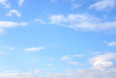 Mavi gökyüzü ile farkı bulutlar.