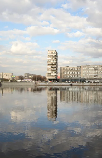 Набережна Темзи жовтня в Санкт-Петербурзі. — стокове фото