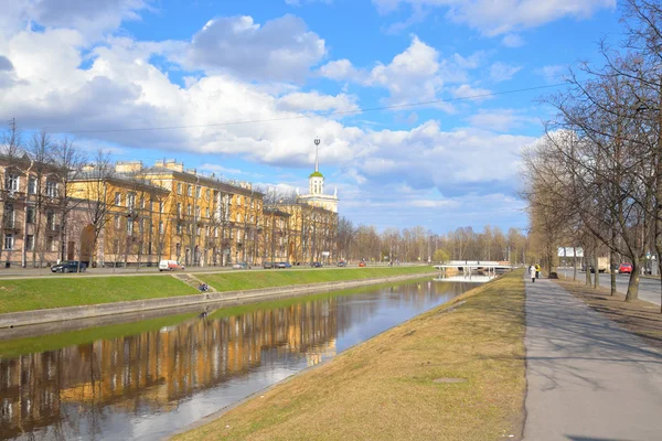 Перегляд комсомольці канал і Kolpino міста. — стокове фото