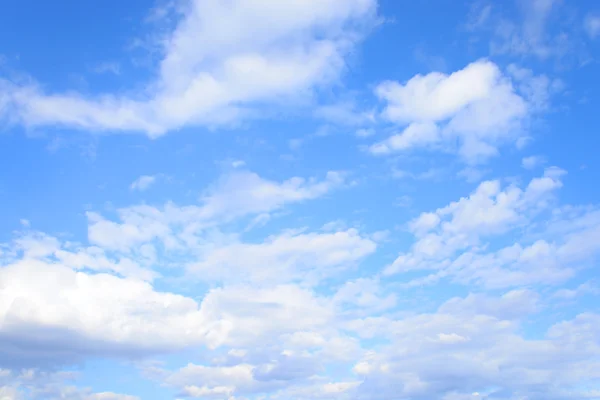 Langit biru dengan awan spindrift . — Stok Foto