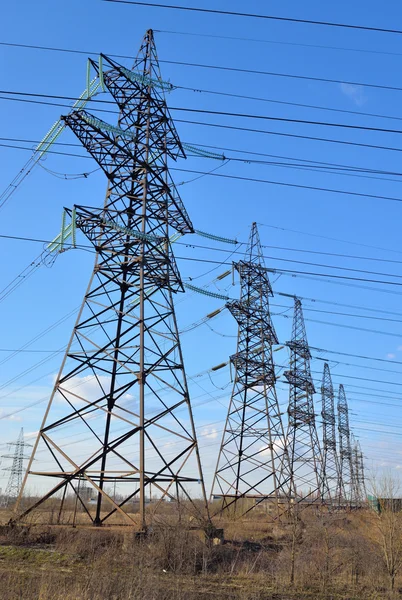 Línea eléctrica en el campo a principios de la primavera . — Foto de Stock