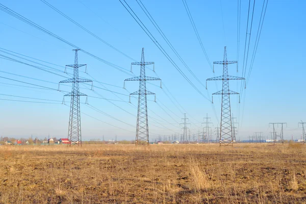 Línea eléctrica en el campo a principios de la primavera . — Foto de Stock