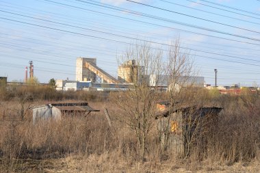 Terk edilmiş ahır ile kırsal manzara.