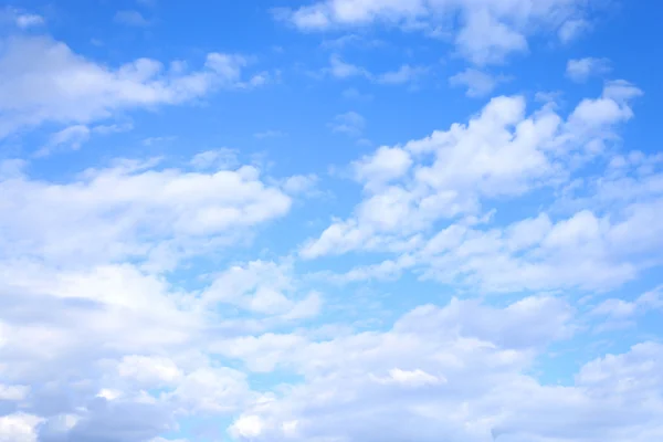 Langit biru dengan awan spindrift . — Stok Foto