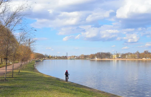 Blick auf den Fluss Izhora im Zentrum der Stadt Kolpino. — Stockfoto