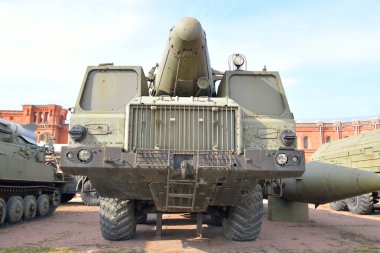 Başlatıcısı 9p 120 ile bir roket, füze karmaşık 9k 9m 76 76 Temp-S ordu Topçu Müzesi'nde.