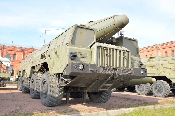 Lançador 9P120 com um foguete 9M76 do complexo de mísseis 9K76 Temp-S no Museu de Artilharia Militar . — Fotografia de Stock