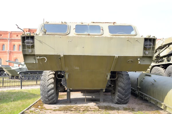 Lanceur 2P129 du complexe de missiles 2K79 Tochka dans le musée de l'artillerie militaire . — Photo