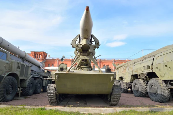 Lanzador 2P16 con un cohete 3R9 complejo de misiles 2K6 Luna en el Museo de Artillería Militar . — Foto de Stock