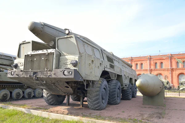 Lançador 9P120 com um foguete 9M76 do complexo de mísseis 9K76 Temp-S no Museu de Artilharia Militar . — Fotografia de Stock