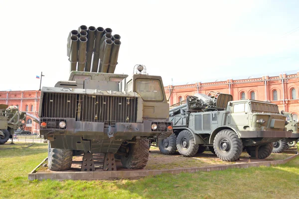 Vehículo de combate 9A52 Lanzacohetes múltiples de 300 mm Smerch 9K58 . —  Fotos de Stock