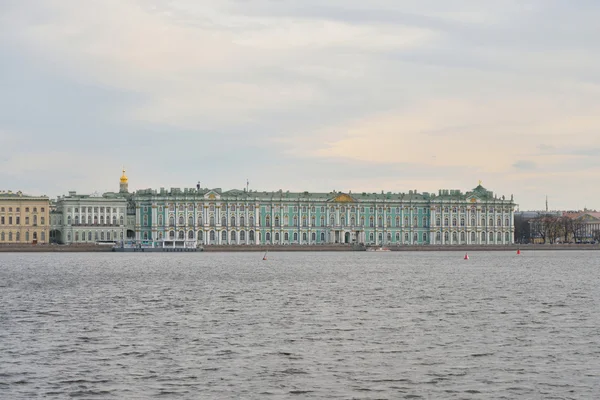 Vista del Hermitage y del río Neva . —  Fotos de Stock