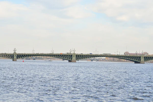 Trinity Bridge och floden Neva. — Stockfoto
