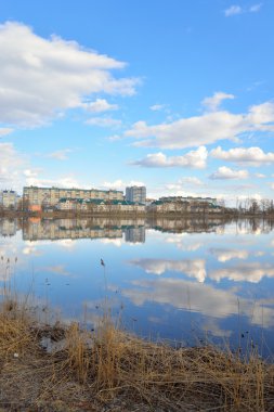 Görünüm Izhora nehir Kolpino Merkezi Town.