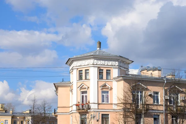 Le bâtiment dans le style de Staline à Kolpino . — Photo