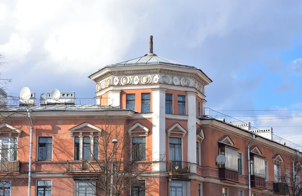 Das Gebäude im Stil des Stalins in Kolpino. — Stockfoto