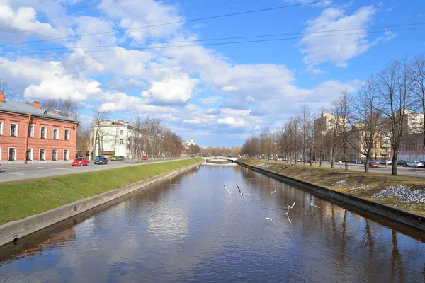 Перегляд комсомольці канал і Kolpino міста. — стокове фото